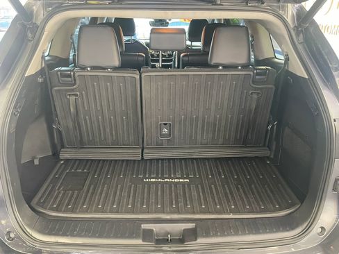 Used 2021 Toyota Highlander XLE AWD/4WD image 22