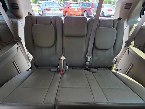 Used 2016 Chrysler Town & Country Touring-L FWD image 17