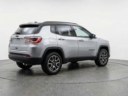 Used 2025 Jeep Compass Trailhawk AWD/4WD image 9