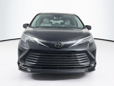 New 2026 Toyota Sienna XLE FWD image 2