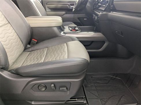 Used 2024 Chevrolet Silverado 2500 ZR2 w/ Technology Package image 34