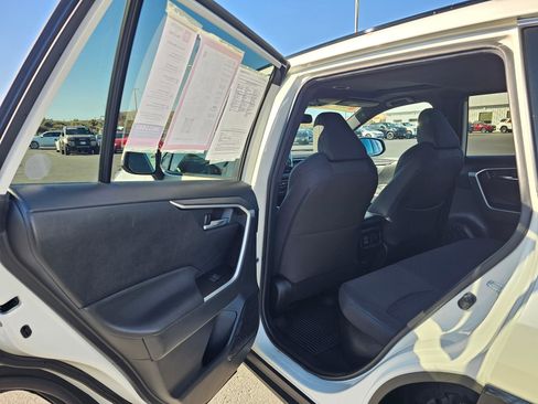 Used 2022 Toyota RAV4 SE w/ Convenience Package image 16