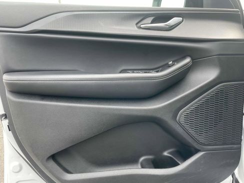 Certified 2025 Jeep Grand Cherokee Altitude image 27