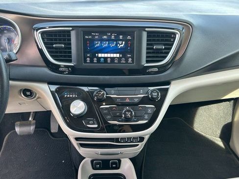 Used 2021 Chrysler Voyager Lxi image 12