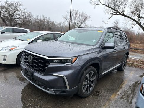 Used 2024 Honda Pilot Touring image 11