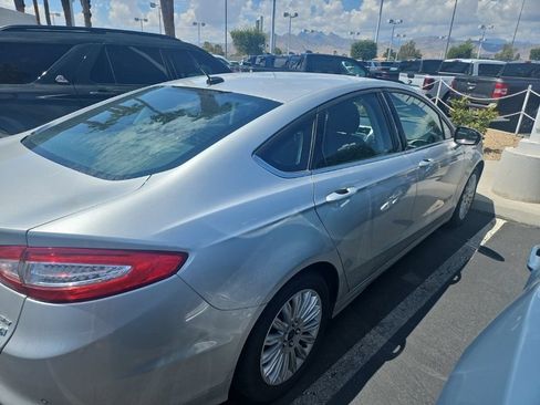 Used 2015 Ford Fusion SE FWD image 2