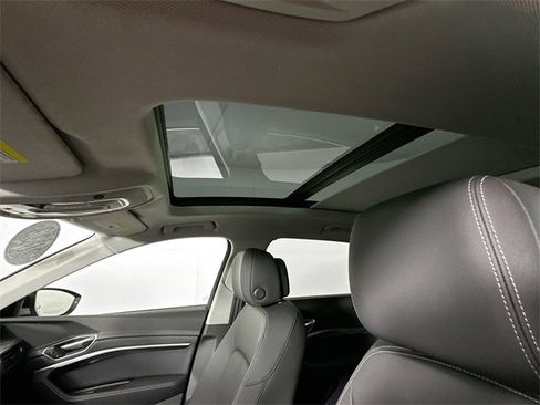 Used 2022 Audi e-tron Premium Plus image 19