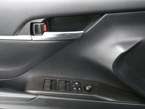 Used 2022 Toyota Camry LE image 10