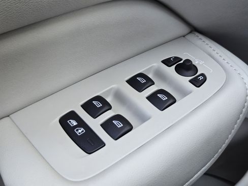 Used 2025 Volvo XC60 T8 Plus w/ Protection Package Premier image 33