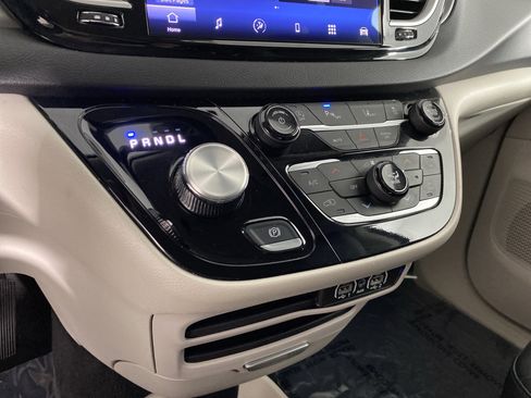 Used 2024 Chrysler Pacifica Touring-L image 29