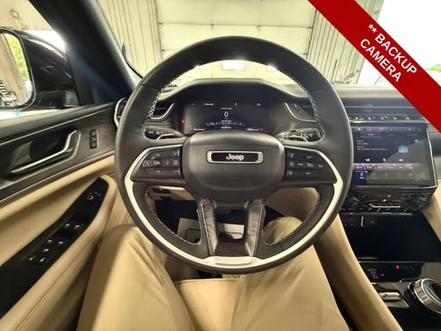Used 2023 Jeep Grand Cherokee Limited w/ Black Appearance Package AWD/4WD image 16