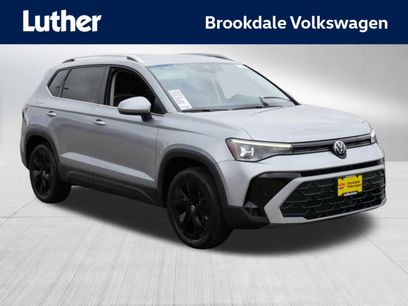 Used 2025 Volkswagen Taos SE w/ Black Wheel Package