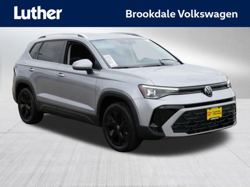 Used 2025 Volkswagen Taos SE w/ Black Wheel Package FWD image 1