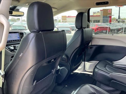 Used 2023 Chrysler Pacifica Touring-L image 12