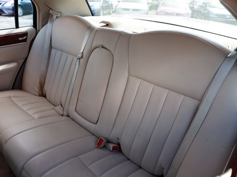 Used 2003 Lincoln Town Car Signature image 8