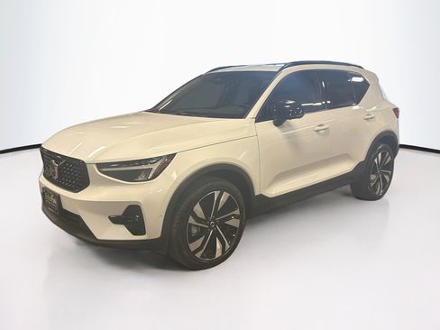 Used 2025 Volvo XC40 B5 Plus AWD/4WD image 3