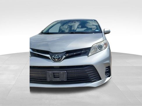 Used 2019 Toyota Sienna LE AWD/4WD image 11