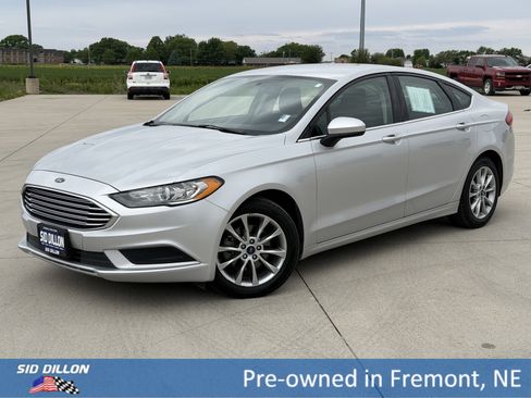 Used 2017 Ford Fusion SE w/ Fusion SE Technology Package FWD image 1