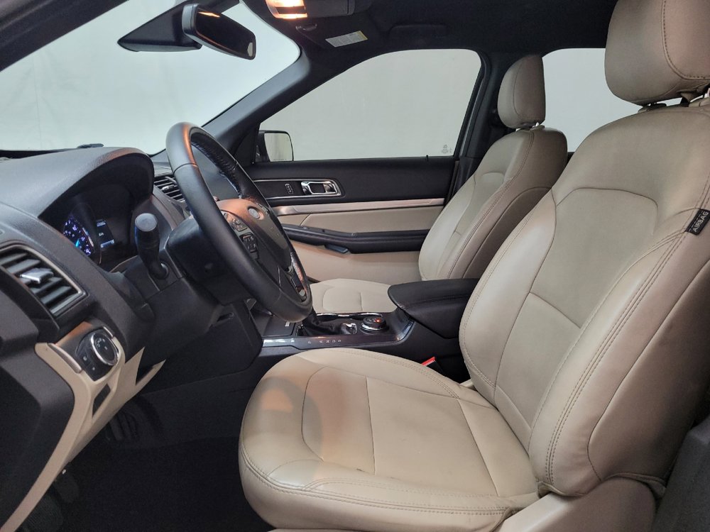 Used 2019 Ford Explorer XLT w/ Equipment Group 202A AWD/4WD image 17
