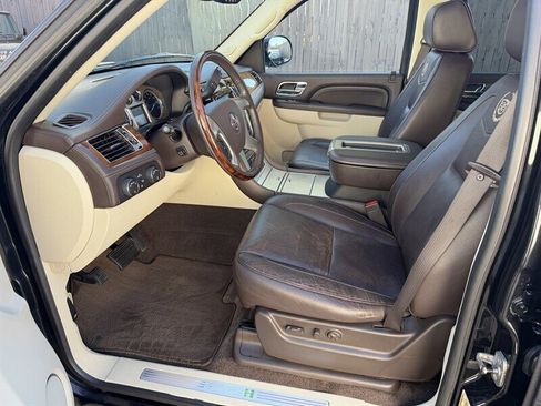 Used 2011 Cadillac Escalade Platinum image 18