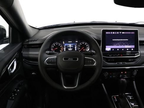 Used 2024 Jeep Compass Latitude w/ Convenience Group AWD/4WD image 11
