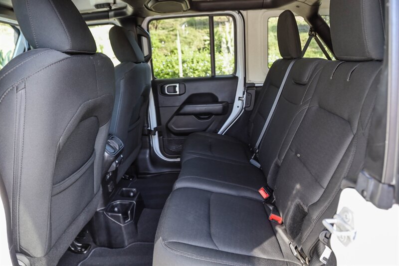 Used 2018 Jeep Wrangler Unlimited Sahara AWD/4WD image 21