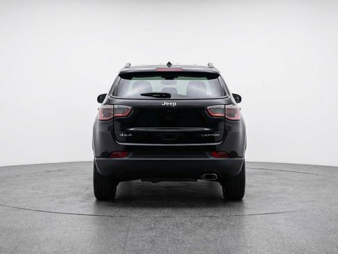 Used 2025 Jeep Compass Latitude AWD/4WD image 7