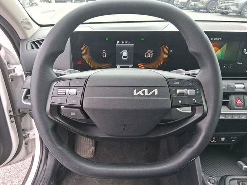 Used 2025 Kia K4 LXS image 11
