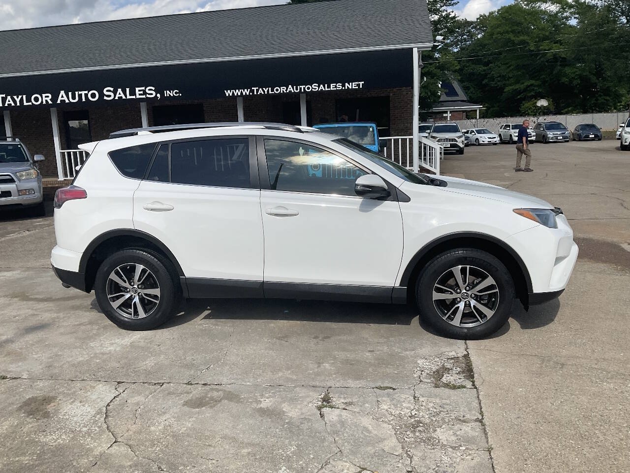 Used 2018 Toyota RAV4 XLE FWD image 2