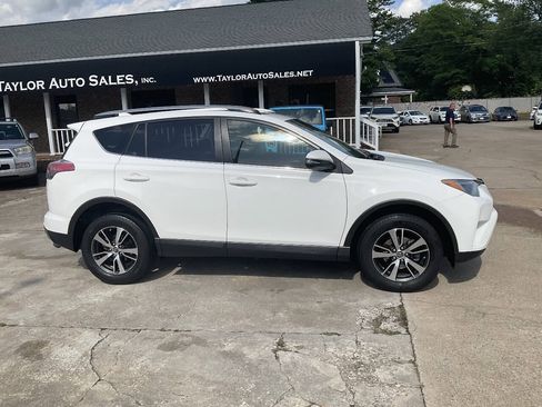 Used 2018 Toyota RAV4 XLE FWD image 2