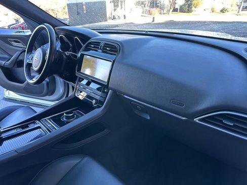 Used 2019 Jaguar F-PACE Premium image 22
