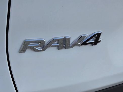 Used 2020 Toyota RAV4 XLE w/ Convenience Package FWD image 29