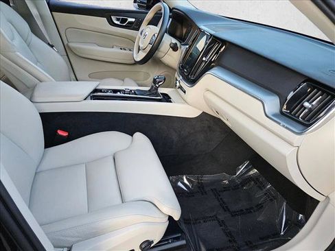 Used 2019 Volvo XC60 T5 Momentum w/ Multimedia Package FWD image 20