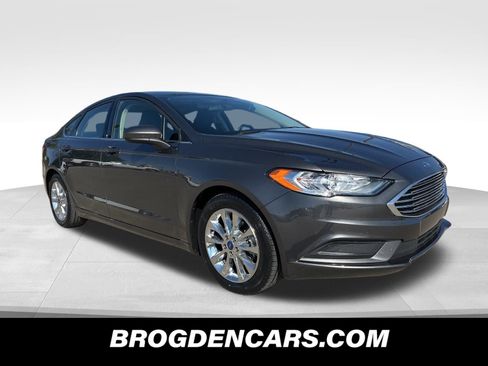 Used 2017 Ford Fusion SE w/ Fusion SE Technology Package image 10