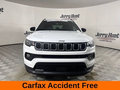 Used 2024 Jeep Compass Latitude w/ Sun and Sound Group AWD/4WD image 3