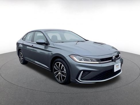 Used 2025 Volkswagen Jetta SE image 3