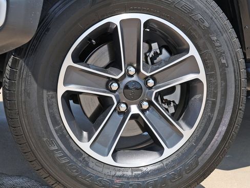 Used 2023 Jeep Wrangler Unlimited Sahara AWD/4WD image 12