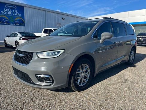 Used 2021 Chrysler Pacifica Touring image 2
