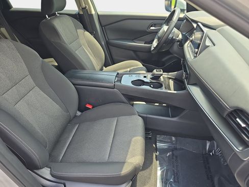 Used 2025 Nissan Rogue SV FWD image 10