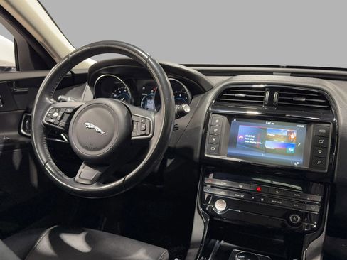 Used 2018 Jaguar XE Premium image 25