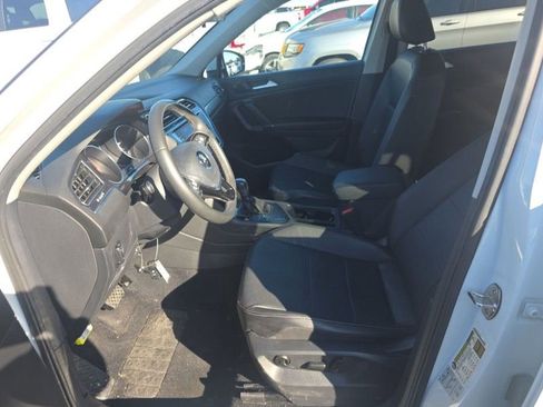 Used 2020 Volkswagen Tiguan SE image 10