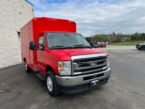 New 2026 Ford E-350 and Econoline 350 Super Duty w/ Interior Upgrade Package RWD image 17