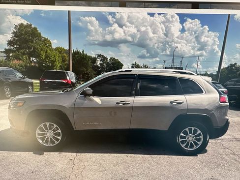 Used 2019 Jeep Cherokee Latitude Plus w/ Comfort/Convenience Group AWD/4WD image 2