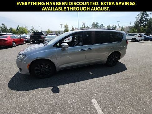 Used 2020 Chrysler Pacifica Touring-L w/ S Appearance Package FWD image 7