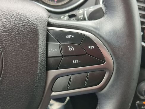 Used 2019 Jeep Cherokee Limited image 24