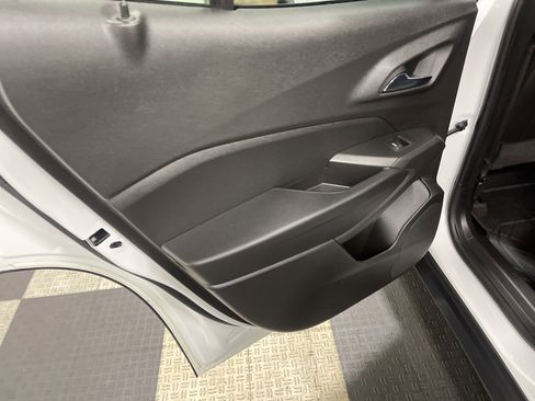 Used 2024 Chevrolet Trax LT w/ Sunroof Package image 15