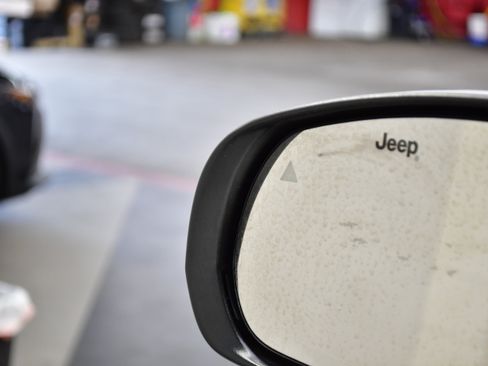 Used 2025 Jeep Compass Trailhawk AWD/4WD image 14