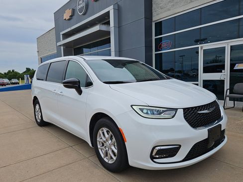 Used 2025 Chrysler Pacifica Select FWD image 1