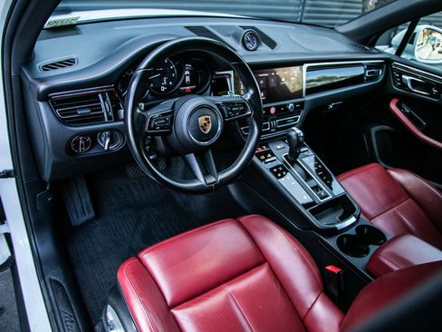 Certified 2023 Porsche Macan AWD/4WD image 4
