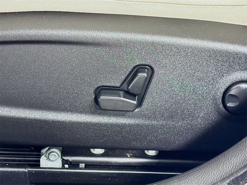 Used 2023 Chrysler 300 Touring L image 17